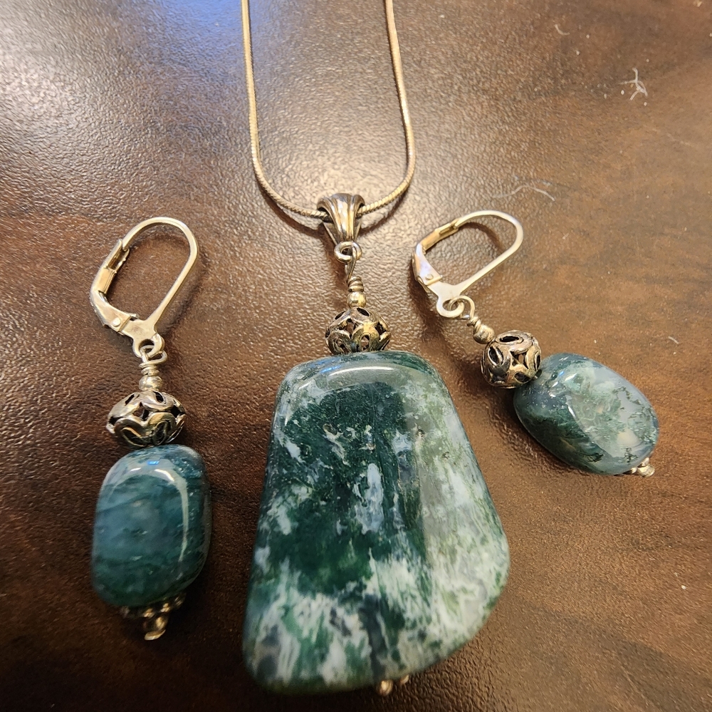 Green pendant with necklace and earrings